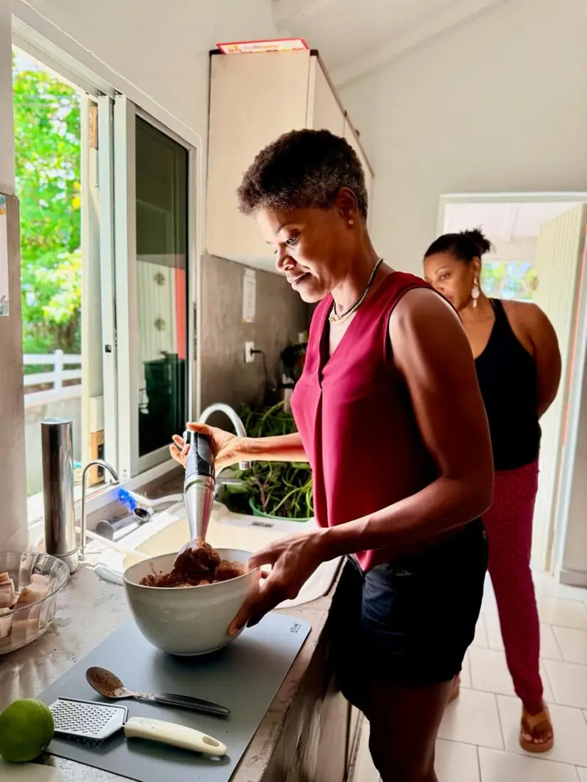 Manuella Dando animant un atelier cuisine Arbre de Vies