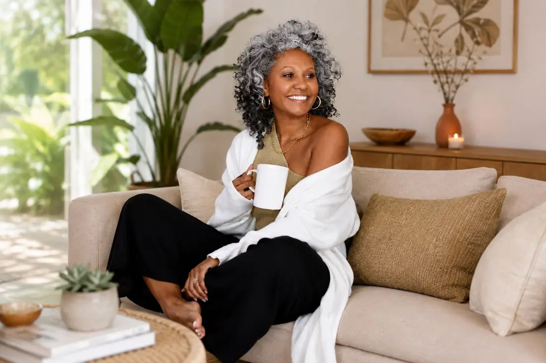 Femme détendue avec une tasse dans un salon lumineux