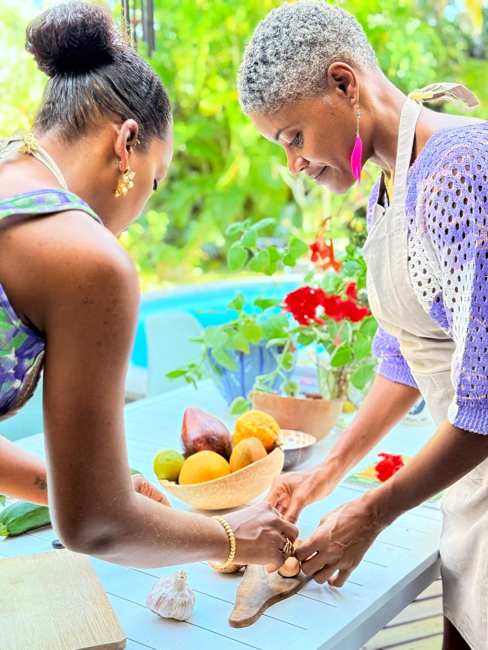 Atelier cuisine Arbre de Vies : préparation à deux avec des fruits locaux, dans un jardin tropical en Guadeloupe